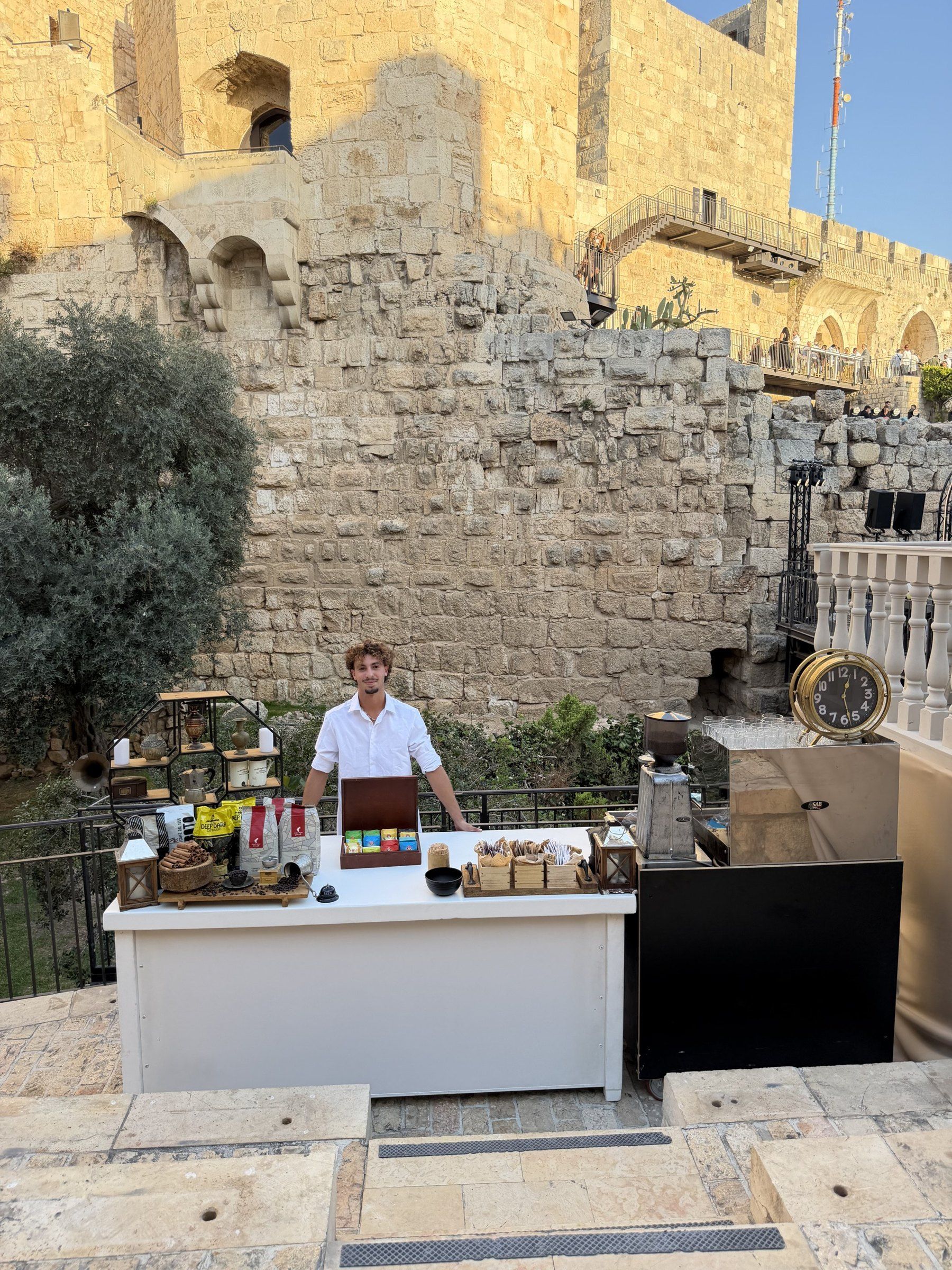 עמדה לבנה עם ברמן ליד חומות העיר העתיקה בירושלים, ביום